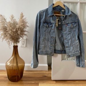 LEVIS Original Trucker Jacket (NEW WITH TAGS!)